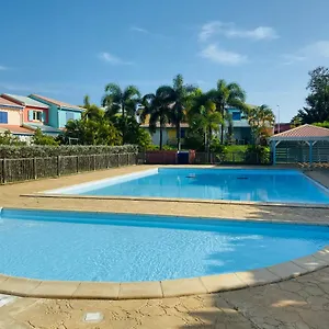 Maison Mitoyenne , Piscine,citerne, Jardin, Parking, Le Gosier (Grande-Terre)
